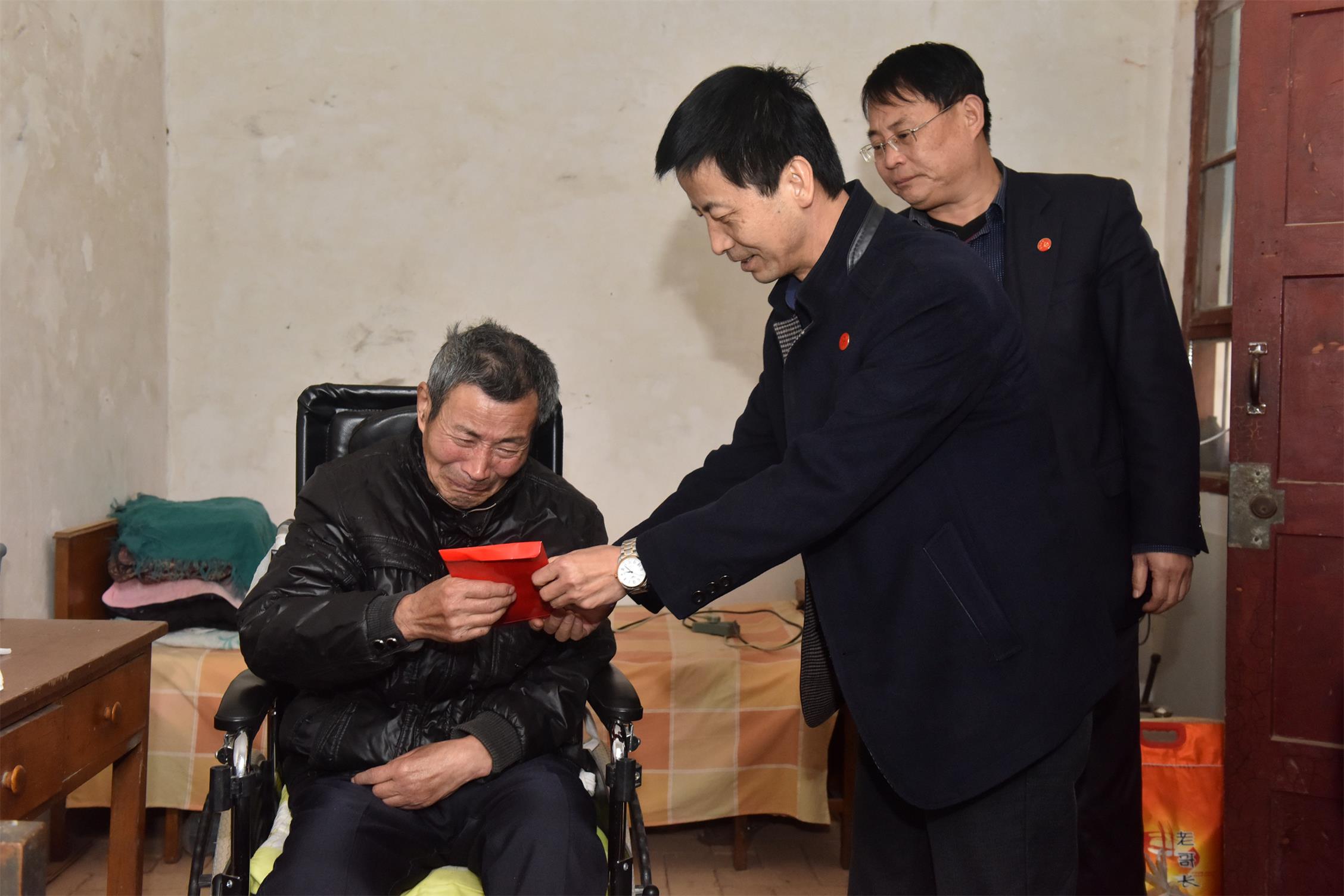 咸陽寶石公司工會(huì)慰問退休困難職工